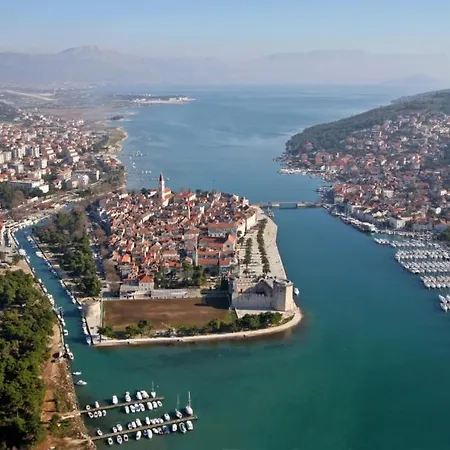 In With Seaview, Terrace, Air Condition, Wifi Apartament Trogir